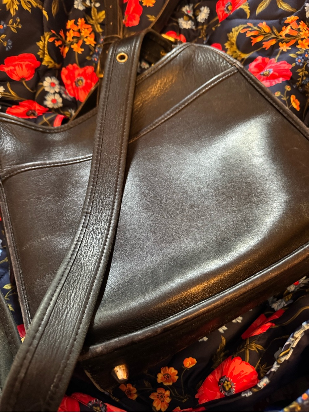 Coach Classic Black Leather Shoulder Bag
Creed: C9D—9966 interior pen holders